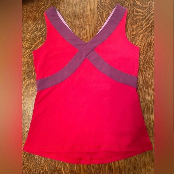 Lululemon Wrap Tank. Built in Bra. Great Condition. No Piling. Like New. Size 6 - Picture 2 of 3